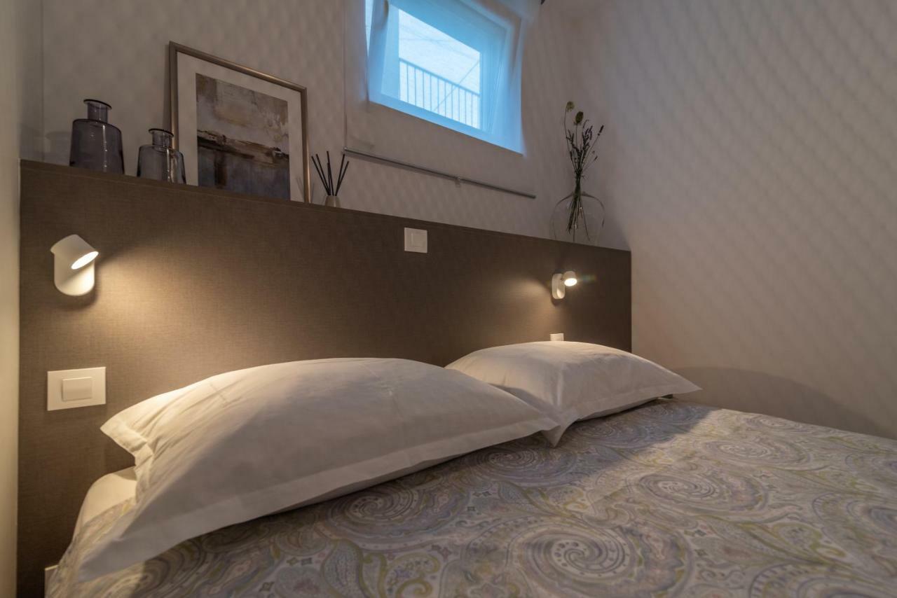 Apartments Flora トロギール エクステリア 写真