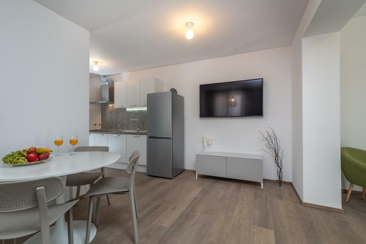 Apartments Flora トロギール エクステリア 写真