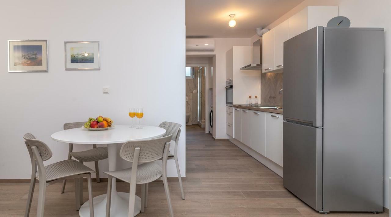 Apartments Flora トロギール エクステリア 写真