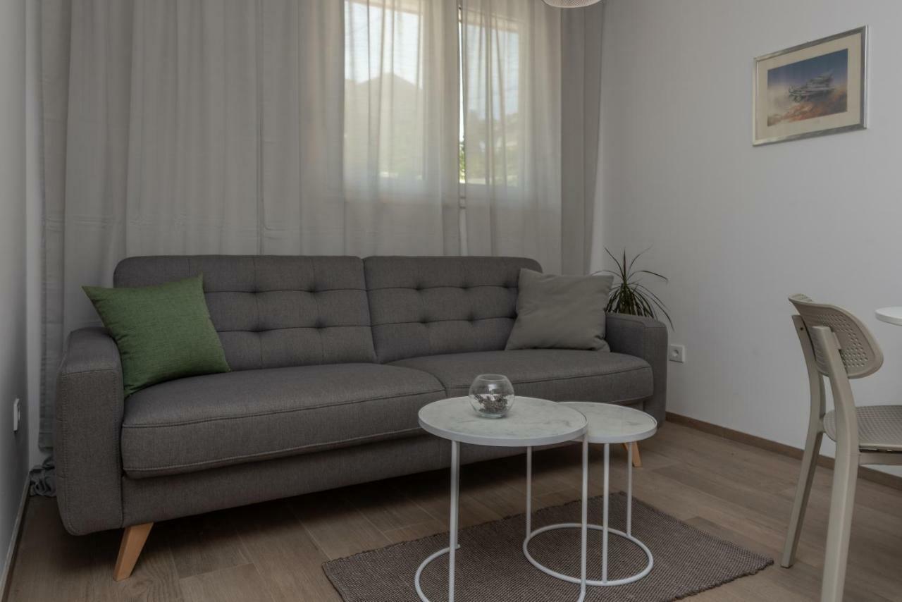 Apartments Flora トロギール エクステリア 写真