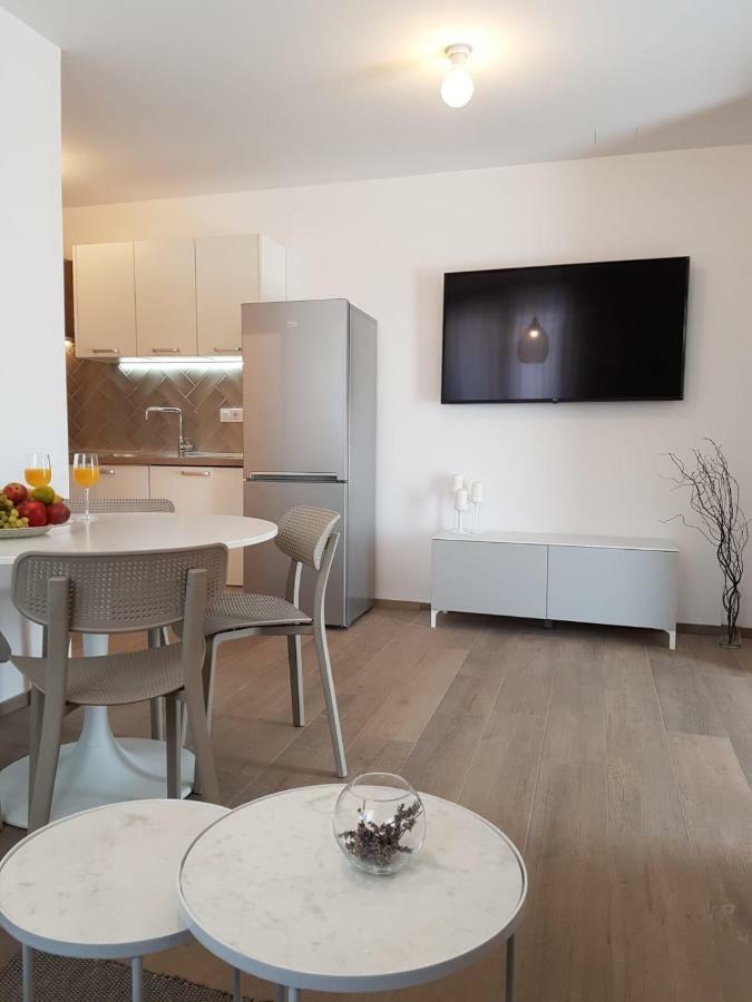 Apartments Flora トロギール エクステリア 写真