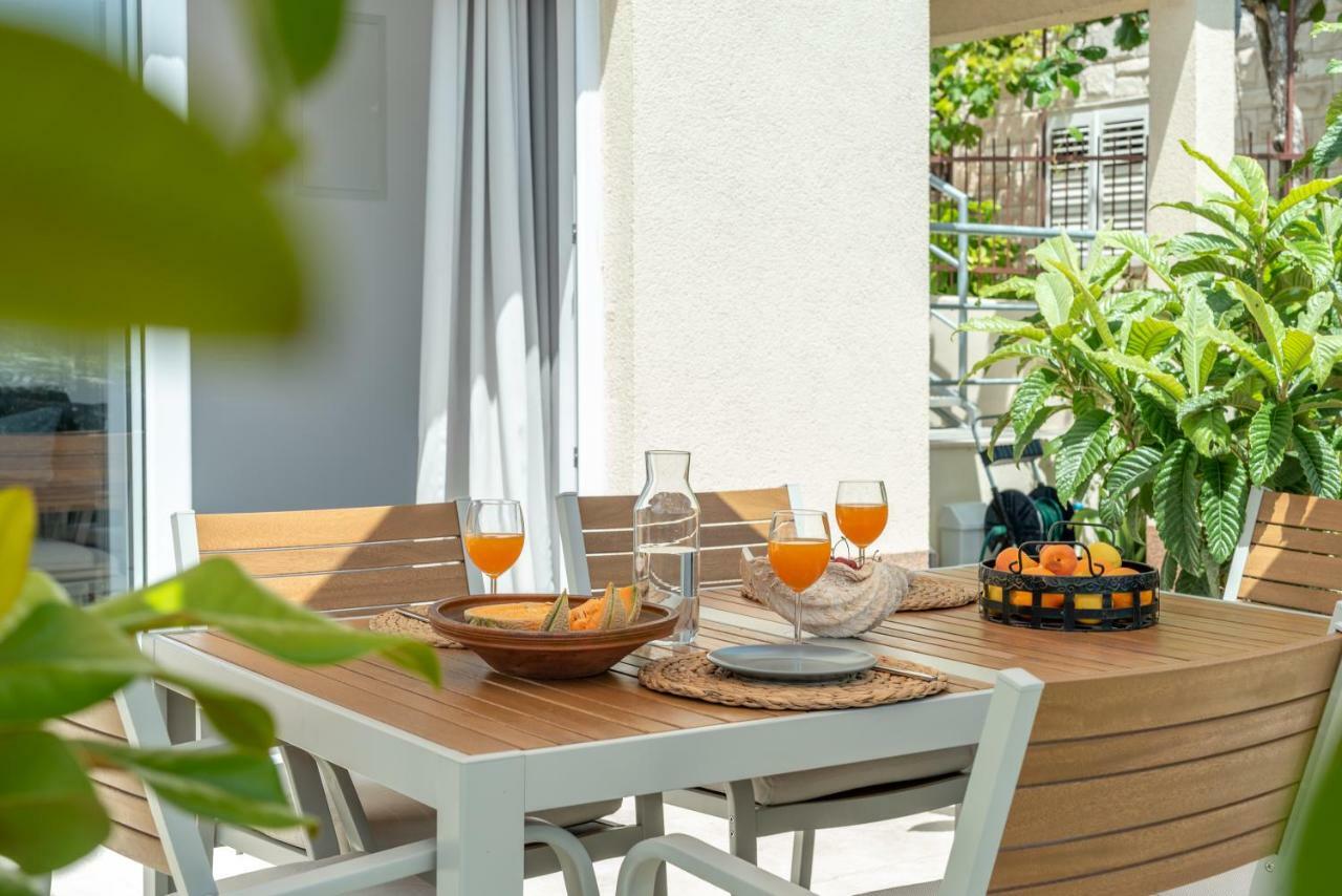 Apartments Flora トロギール エクステリア 写真