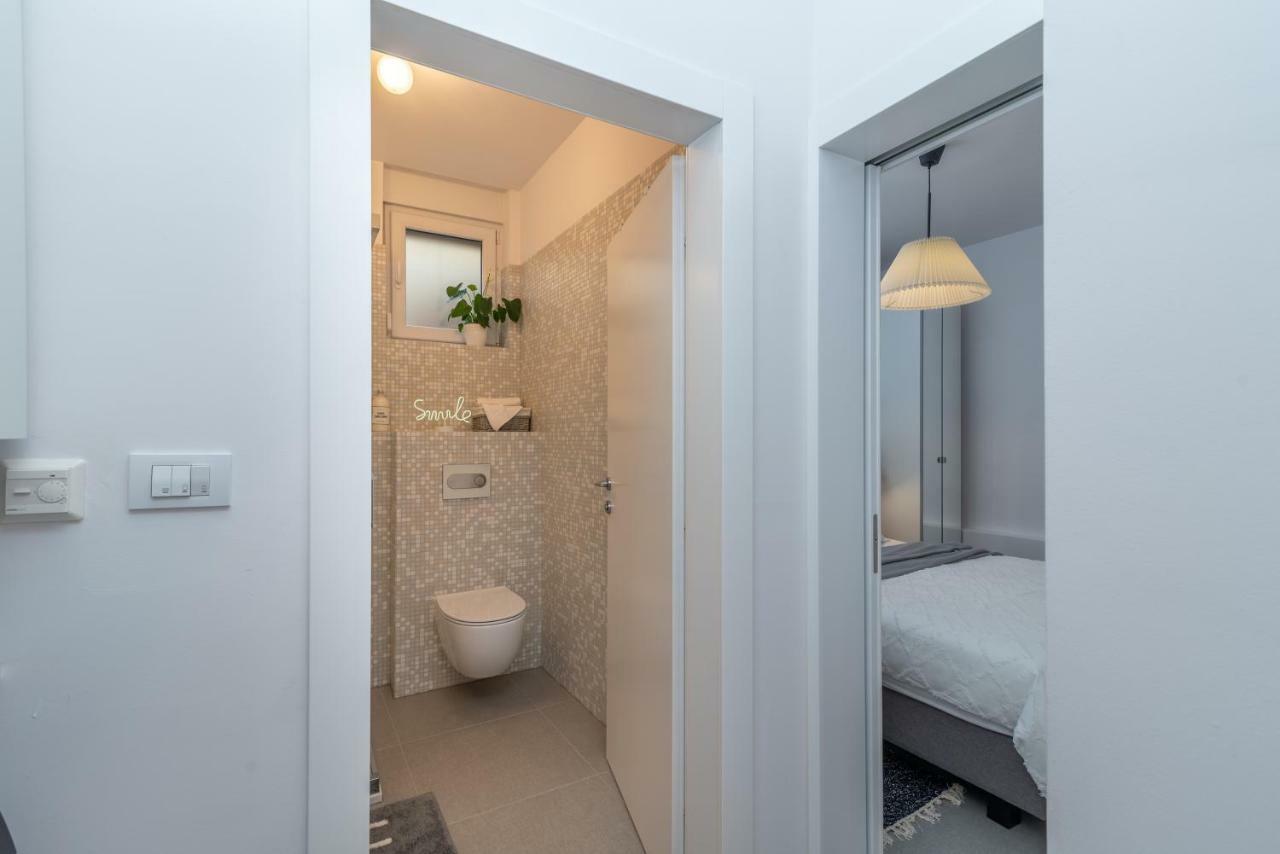 Apartments Flora トロギール エクステリア 写真